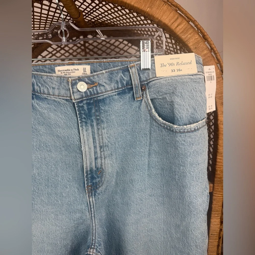 Abercrombie High Rise 90s Relaxed Jeans 33 NWT Light Wash Straight Denim - Picture 8 of 10